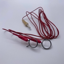 Кабель ПВХ красный, разъем к аппарату - штекер Ø4 мм; разъем к электродам -2 зажима 